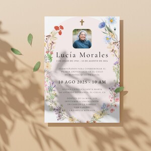 Editable Invitación de la Celebración del Primer Aniversario en el Cielo, Tarjeta Memorial Católica Misa, Corona Floral, Español - Canva