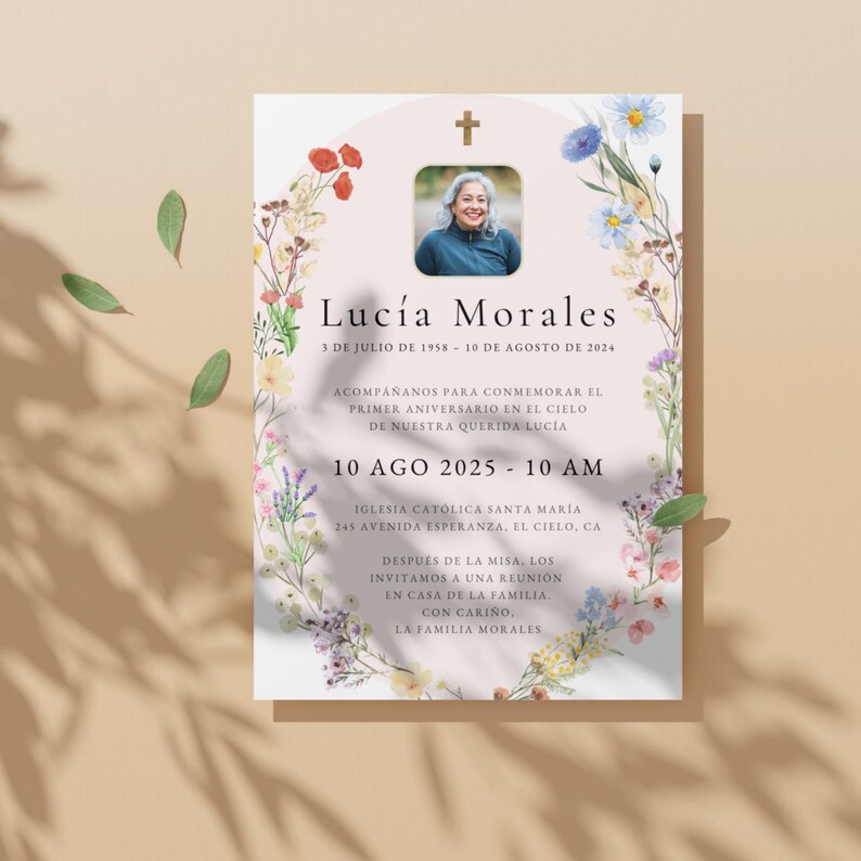 Editable Invitación de la Celebración del Primer Aniversario en el Cielo, Tarjeta Memorial Católica Misa, Corona Floral, Español - Canva