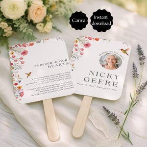 Può includere: Due ventagli commemorativi con disegni floreali e colibrì. Uno recita "Forever in Our Hearts" con una poesia. L'altro presenta una foto e il testo "Celebrating the Life of Nicky Geere, March 15, 1952 - February 21, 2024."
