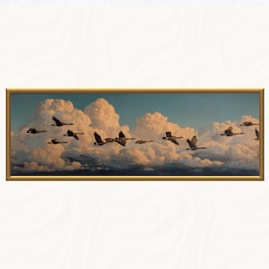 以下が含まれることがあります： 長方形の額縁に入った絵画で、白いふわふわの雲と青い空を背景に、飛んでいる鳥の群れが描かれています。鳥は暗いシルエットで、フレームは金色です。