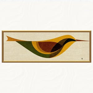 Op de afbeelding: Een ingelijst kunstwerk met een gestileerde vogel. De vogel is samengesteld uit gelaagde vormen in tinten geel, bruin, groen en zwart, tegen een beige achtergrond. De lijst is warm lichtbruin.