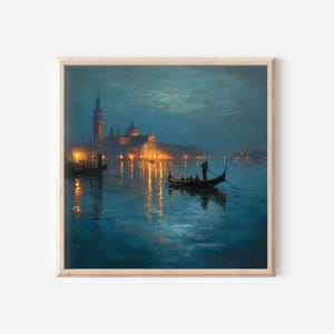Peut inclure: Une impression encadrée d'une scène vénitienne nocturne. L'œuvre représente une gondole sur l'eau avec une ville en arrière-plan. Les bâtiments sont éclairés de lumières chaudes, se reflétant sur l'eau. Le ciel est bleu foncé.