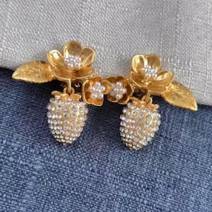 Oscar de la Renta clip on - flower earring