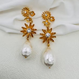 Oscar de la Renta earrings - gold star flower pearl