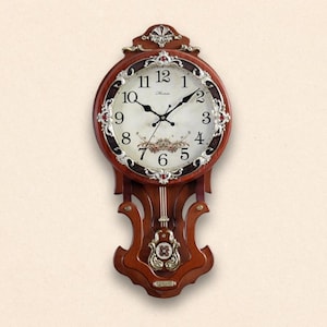 Relógio de parede vintage ornamentado – design clássico de pêndulo e detalhes florais elegantes
