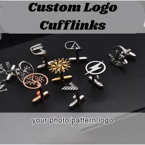 Może przedstawiać: Asortyment spersonalizowanych spinek do mankietów z logo w różnych wzorach, w tym promienie słoneczne, drzewo i błyskawica. Obraz zawiera tekst "Custom Logo Cufflinks" i "your photo/pattern logo". Spinki do mankietów są srebrne i złote.