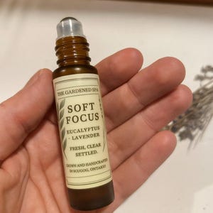 Rodillo de aromaterapia • Mezcla de aceites esenciales • Lavanda y eucalipto / Enfoque suave de The Gardened Spa