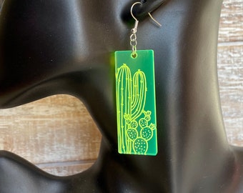 Pendientes colgantes de neón, pendientes de declaración de cactus Saguaro Southwest, pendientes acrílicos grabados, joyería acrílica, pendiente ligero