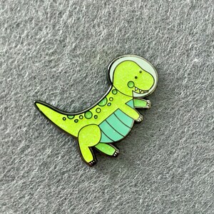 Astronaut Space Dinosaur T-Rex Cute Nerdy Geeky Prehistorische Animal Sparkle Glitter 1,5 Inch Hard Emaille Pin | Geschenken Onder de 15 dollar