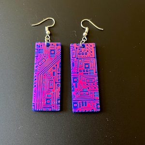 Oorbellen met printplaatmotief: geëtste acryl STEM-sieraden, lichtgewicht oorbellen voor nerds. Midnight Iridescent