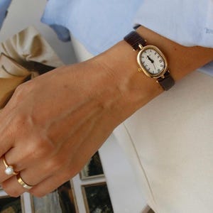 Vintage Oval Dial Women’s Watch – Leather Strap Retro Watch – Minimalist Gold Frame Wristwatch