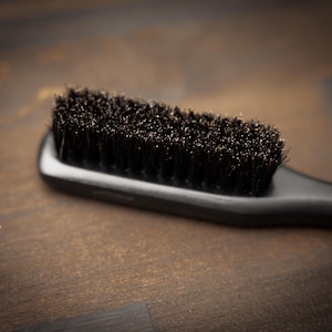 プレミアム猪毛ひげブラシ（男性向けギフト）｜ウェーブ、ひげ、スタイリングに使えるソフトなエッジコントロールブラシ。ブラックハンドル。持ち運びにも便利。
