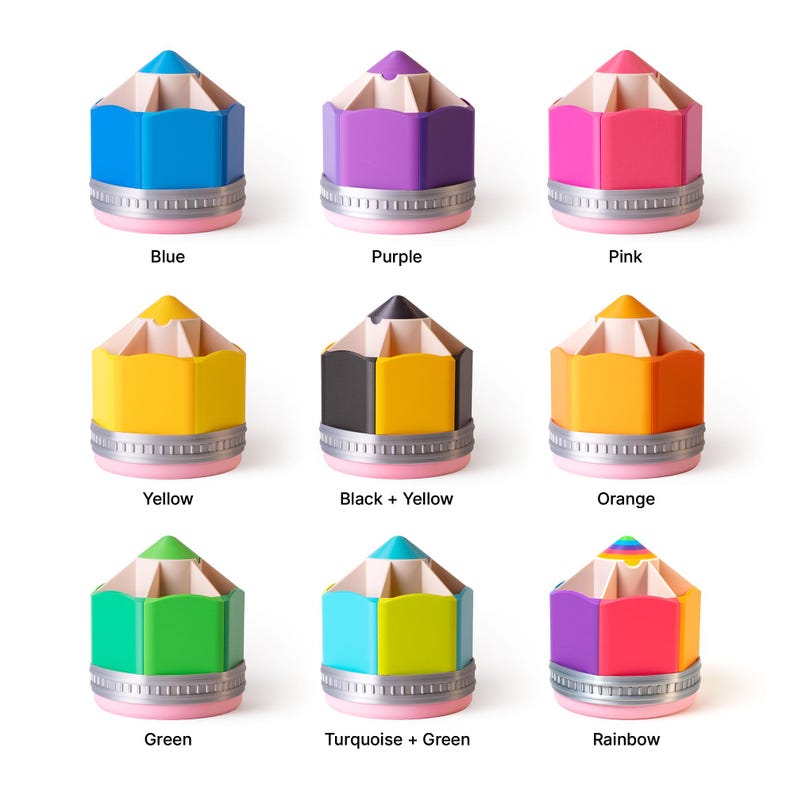 Puede incluir: Nueve organizadores de escritorio con forma de l&aacute;piz de colores. Cada organizador es de un color diferente, incluyendo azul, morado, rosa, amarillo, negro y amarillo, naranja, verde, turquesa y verde, y arco&iacute;ris. La base es rosa con una banda plateada.