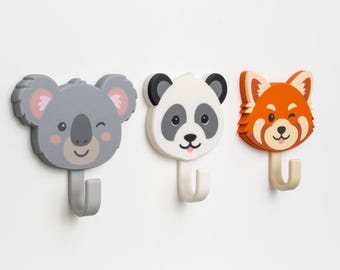 Juego de 3 ganchos de pared para guardería: Panda, Koala y Panda Rojo. Autoadhesivos, no requieren taladro.