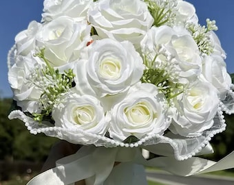 Bouquet de Mariée Élégant Roses et Babysbreath - Ruban de Soie, Perles et Dentelle - Bouquet de Demoiselle d’Honneur Chic et Romantique