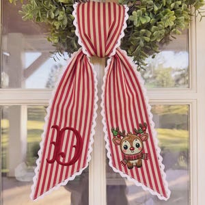 Personlig renjulkransbåge, rödrandig broderad monogramrosett, preppy juldekoration till ytterdörren