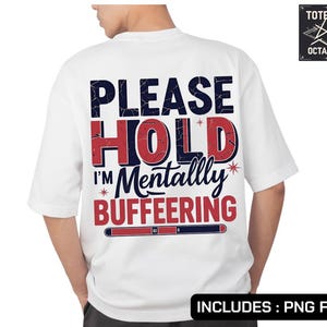 Puede incluir: Camiseta blanca con el texto "PLEASE HOLD I'M Mentally BUFFERING" en rojo y azul. La camiseta incluye un gráfico de barra de carga. El logotipo de la marca "TOTEBAG OCTAGRAM" está en la esquina superior derecha.