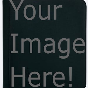 Könnte beinhalten: Ein schwarzer Ordner mit den Worten "Your Image Here!" in grauer Schrift. Der Ordner hat eine strukturierte Oberfläche und einen genähten Rand. Ein kleines Emblem ist unten sichtbar.