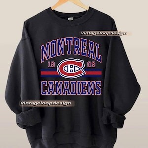 Könnte beinhalten: Schwarzes Sweatshirt mit dem Text "MONTREAL CANADIENS" in roter und blauer Schrift. Das Sweatshirt zeigt das Logo des Teams in der Mitte, mit dem Jahr "1909" über dem Logo. Das Sweatshirt hat einen Rundhalsausschnitt und lange Ärmel.