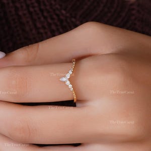 Minimalistische gebogen lab-gegroeide diamanten trouwring voor vrouwen in 14K massief goud, V-vorm band, chevron band, nesting Enhancer-band