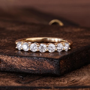 3.00 MM Rundschliff Moissanite Passender Ehering aus 14K massivem Gold, 9 Stein geteilt U Prong halbe Ewigkeit stapelbares Band, zierlicher Ring