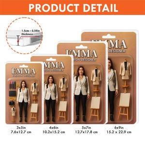 Op de afbeelding: Productdetailafbeelding van Emma Fashion Designer sets in verschillende maten: 7,6x12,7 cm, 10,2x15,2 cm, 12,7x17,8 cm en 15,2 x 22,9 cm. Elke set bevat een miniatuurfiguur, een blazer, een rok en accessoires. De dikte is 1,5 cm.