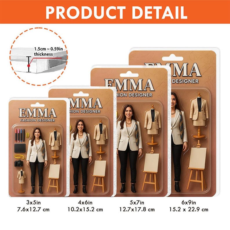 Op de afbeelding: Productdetailafbeelding van Emma Fashion Designer sets in verschillende maten: 7,6x12,7 cm, 10,2x15,2 cm, 12,7x17,8 cm en 15,2 x 22,9 cm. Elke set bevat een miniatuurfiguur, een blazer, een rok en accessoires. De dikte is 1,5 cm.