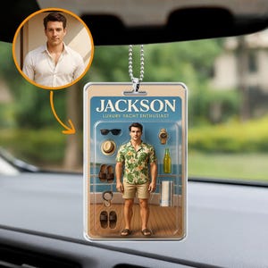 Op de afbeelding: Een rechthoekige auto-luchtverfrisser met de naam "JACKSON" en de tekst "LUXURY YACHT ENTHUSIAST". De afbeelding toont een man in een Hawaiiaans shirt, zonnebril, een horloge, een hoed, sandalen en een fles. Een foto van een man in een wit overhemd staat linksboven.