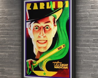 Può includere: Poster vintage incorniciato con un mago di nome "KARINI". L'immagine mostra un uomo con un cappello a cilindro che tiene una bacchetta, con una combinazione di colori verde e giallo. Il testo "the GREAT MAGICIAN" è anch'esso visibile.