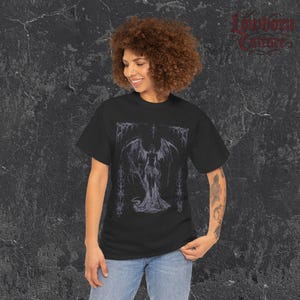 Gothic Angel Wings T-shirt donker streetwear gegraveerd lineair ontwerp zwart grafisch T-shirt afbeelding 5