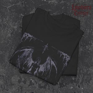 Gothic Angel Wings T-shirt donker streetwear gegraveerd lineair ontwerp zwart grafisch T-shirt afbeelding 3
