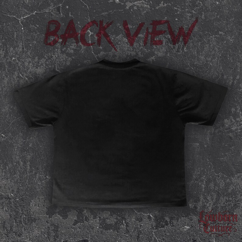 Op de afbeelding: Zwart T-shirt met de woorden "BACK VIEW" in rode, gestileerde tekst bovenaan. De rechter benedenhoek bevat de tekst "Forbidden Culture" in een decoratief lettertype. Het shirt wordt gepresenteerd op een getextureerde, grijze achtergrond.