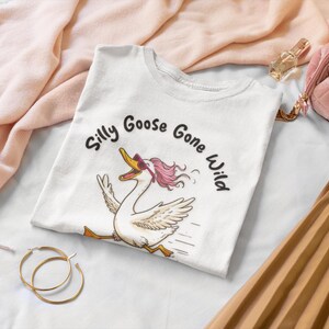 Silly Goose Shirt – Comfort Colors 1717 Funny Goose Graphic Tee – Silly Goose Energy Vintage Tee – Unisex Soft Gift T-Shirt for Friends