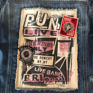 Könnte beinhalten: Eine blaue Jeansjacke mit einem großen Stoffaufnäher mit den Worten "PUN LIVE" und "ONE NIGHT ONLY". Es gibt auch zwei kleinere Aufnäher, darunter einer mit der Aufschrift "MAKE ART NOT WAR". Die Jacke hat einen ausgefransten Rand.