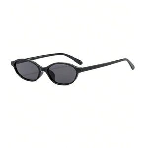 Peut inclure: Lunettes de soleil ovales noires avec des verres foncés. Les lunettes ont un design élégant et moderne avec une monture fine et des branches droites. Les verres sont gris foncé et la monture est noire brillante.