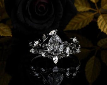 Conjunto de anillos de compromiso de cuarzo rutilado negro con corte de pera, estilo gótico, con anillos de aniversario de oro negro y diseño de rama. Anillos de boda inspirados en la naturaleza, con promesa y estilo brujeril.