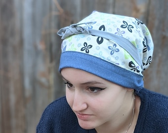 Fleurs de bois de chien et chapeau chirurgical bleu jacquard-réversible avec des boutons