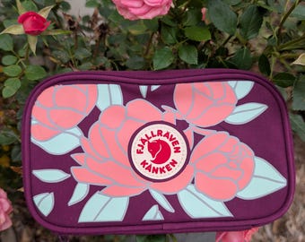 Portefeuille de voyage Kånken - Violet royal - Pivoines