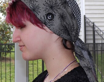 Casquette chirurgicale de fleurs grises avec des boutons