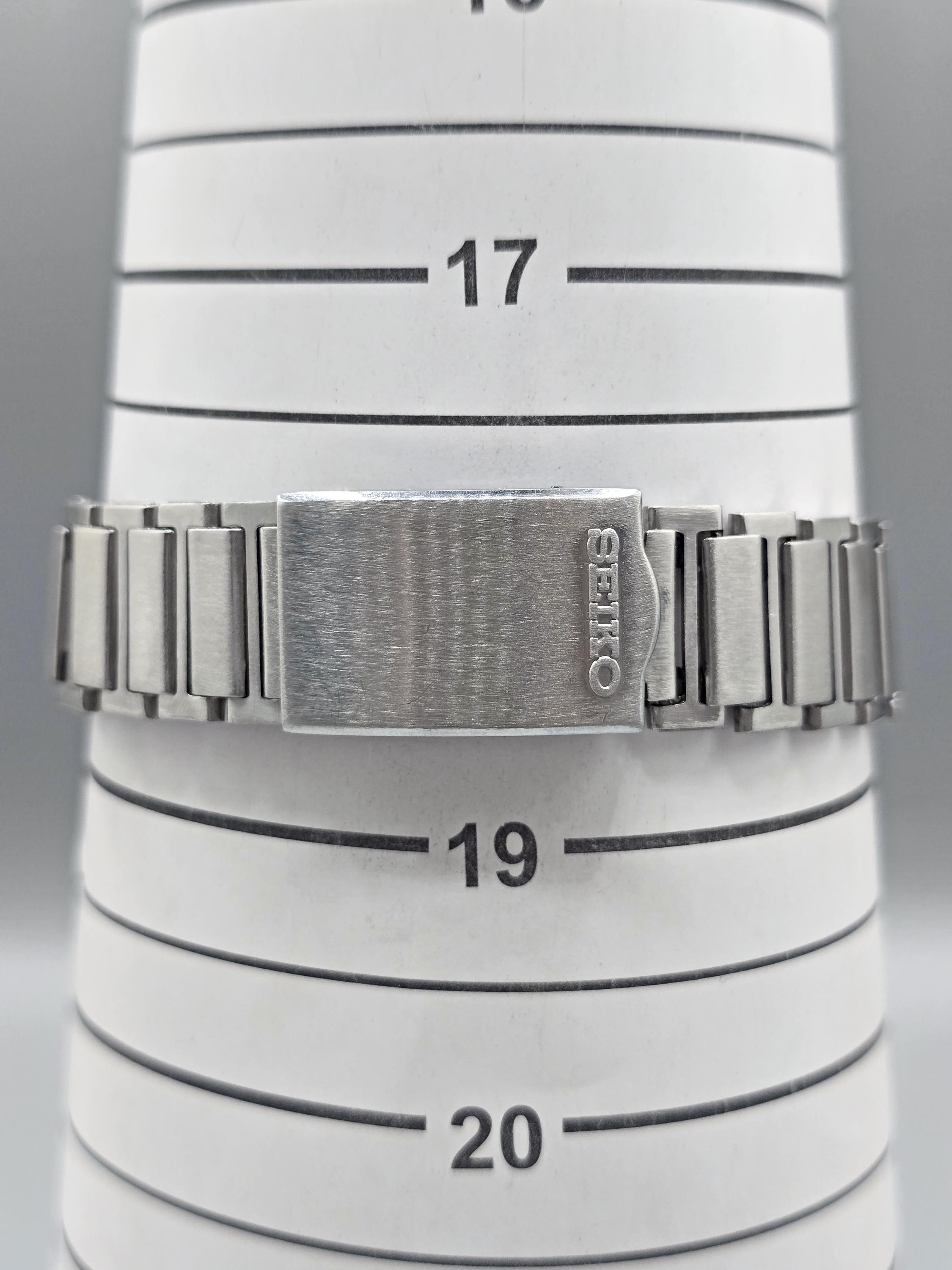 レトロシルバー（ S I L V E R)コンパクト Vintage Seiko 5 DX 6106-5480 Automatic 23 Jewels Green Dial Japan