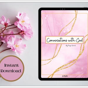 Puede incluir: Una tableta digital muestra una portada de diario rosa y dorada con el texto "Conversaciones con Dios". Flores rosas y un gráfico circular de "Descarga instantánea" están a la izquierda. El diseño del diario presenta detalles dorados y un fondo de acuarela.