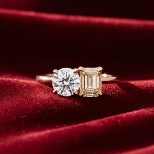 Könnte beinhalten: Rustikales Holzschild mit dem Text "Welcome to our home" in handschriftlichem Stil. Das Schild hat eine Used-Optik und ein schlichtes, einladendes Design, perfekt für eine Veranda oder einen Eingangsbereich.