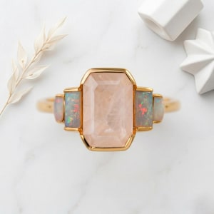 Anello con quarzo rosa taglio smeraldo, anello di fidanzamento con quarzo, anello nuziale con opale baguette, anello impilabile, anello per anniversario, gioielli da sposa Art Déco,