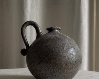 Vaso de cerâmica vintage assinado — Jarra escultural redonda de grés