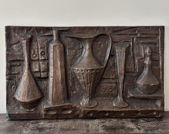 Relevo de parede brutalista vintage, painel de natureza morta com efeito bronze, arte de parede de natureza morta de meados do século, placa escultural para garrafa.