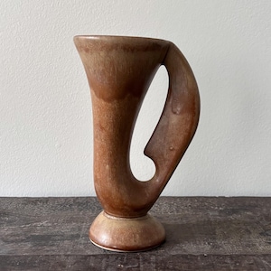 Vintage sculpturale keramische kan — modernistische kan in vrije vorm in matbruin