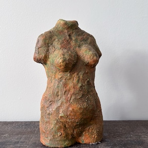 Torse féminin sculpté en céramique modelée à la main, buste nu à effet bronze patiné