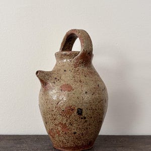 Antik fransk stengodskanna — Saltglaserad kanna med öglehandtag och pip, 1800-tal, folkkeramik