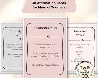Puede incluir: Tres tarjetas de afirmación enmarcadas para madres de niños pequeños. Las tarjetas tienen un borde blanco y un fondo rosa. El texto de las tarjetas incluye frases como "Regalo de curiosidad", "Momentos pasan" y "Gracia para mí". Las tarjetas están diseñadas para ofrecer apoyo y ánimo.