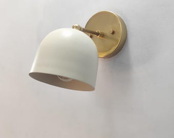 Moderne messing wandkandelaar | Witte kap, minimalistische verlichting